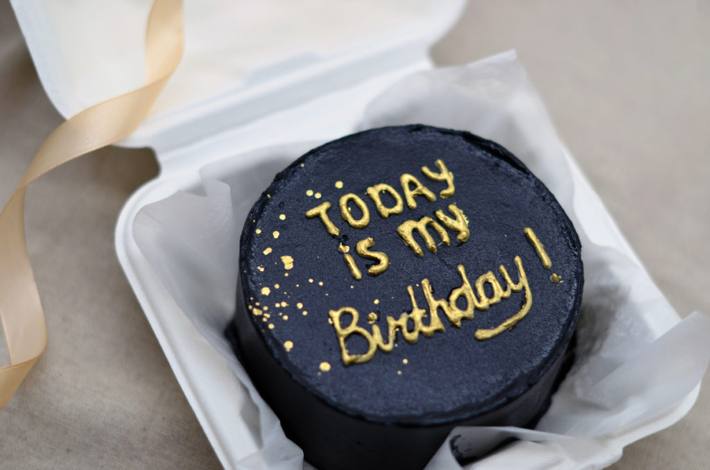 Стильный черный Бенто торт на день рождение, от Yummy Cake Стильный черный Бенто торт на день рождение, от Yummy Cake
